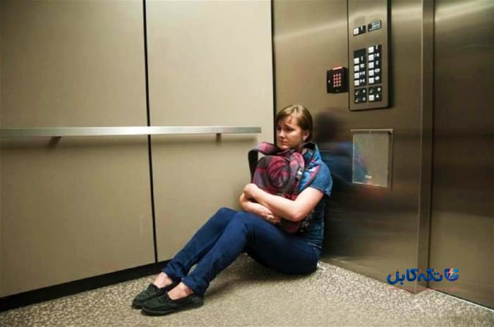 نشستن-کف-کابین-آسانسور
