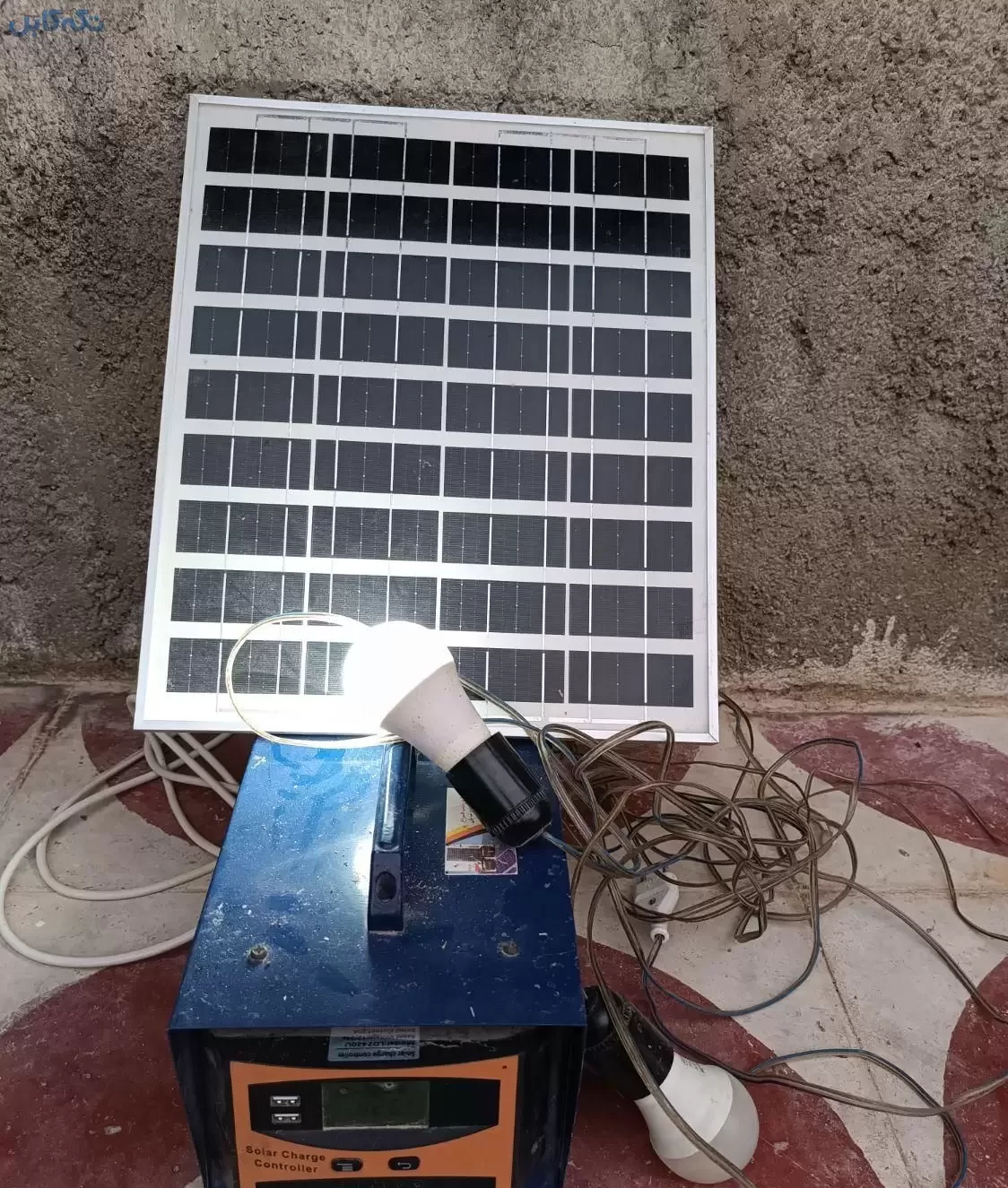 یک عدد پنل خورشیدی با دوعدد لامپ